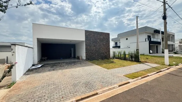 Viva o Luxo no Condomínio Residencial Esplanada: Casa com Piscina e Acabamento de Alto Pad