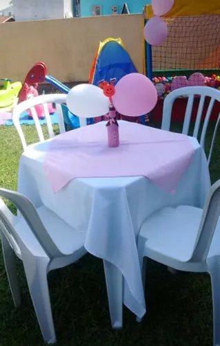 Aluguel de mesas com cadeiras e toalhas com cobre manchas