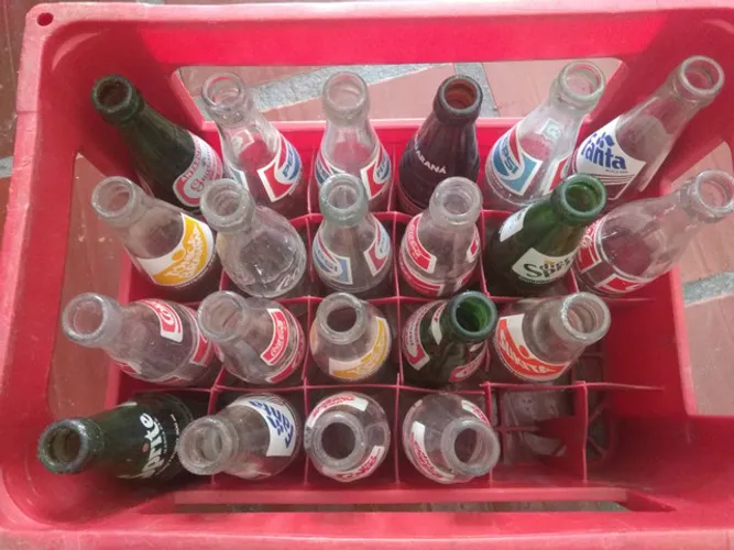 Garrafas de refrigerantes antigas com a caixa