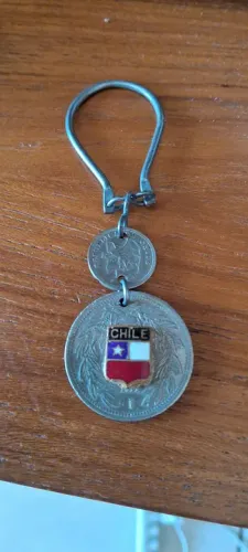 Chaveiro com moedas antigas do Chile