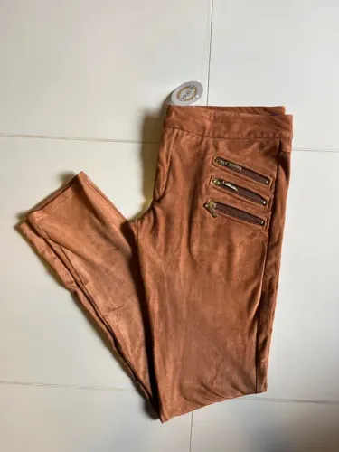 Calça de camurça caramelo com detalhes zíper dourado THELURE TAM 40