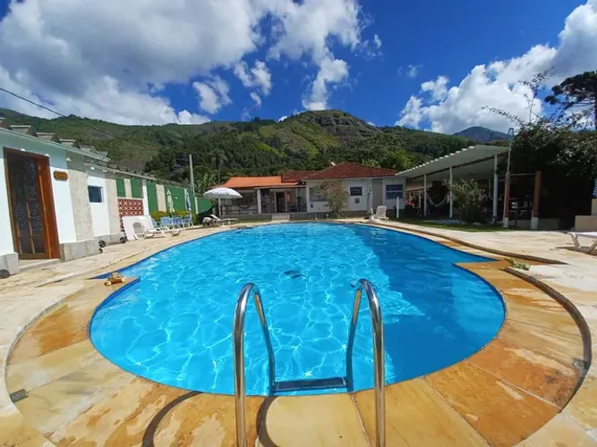 Alugo lindo sitio com piscina, 9 suítes + casa sede 3 quartos