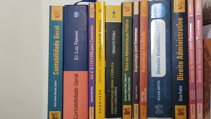 Livros para concursos de nível superior.