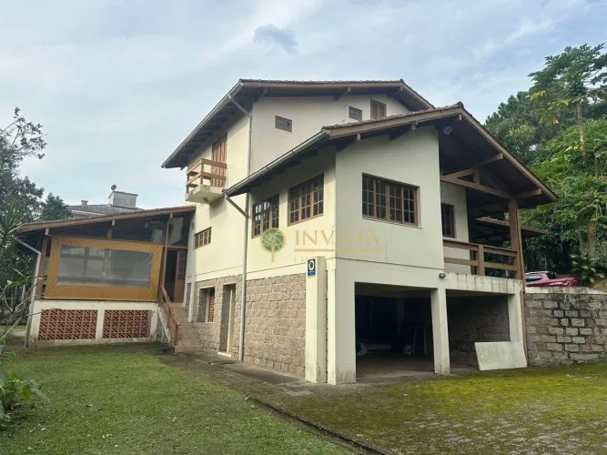 Casa com caseiro, amplo quintal e espaço de festa com churrasqueira à venda em Santo Antôn