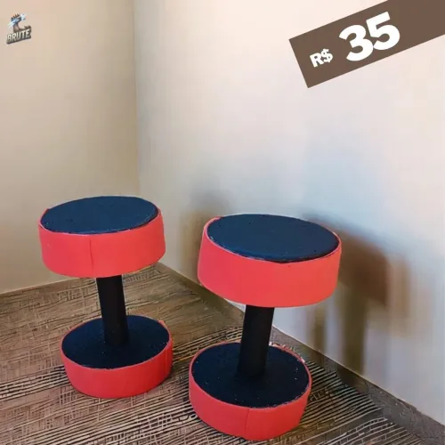 Halteres de 3kg feitos de concreto com revestimento em EVA ideal para exercícios em casa.