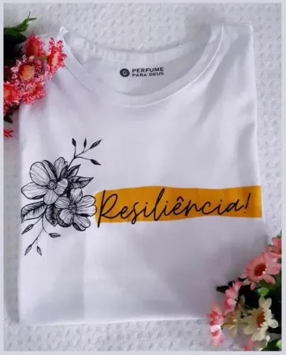 Camiseta Branca com Estampa de Flores e a Frase 'Resiliência!'