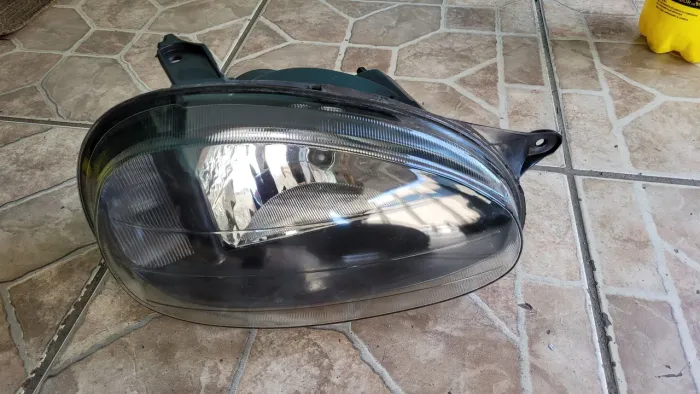 Farol máscara negra corsa lado direito