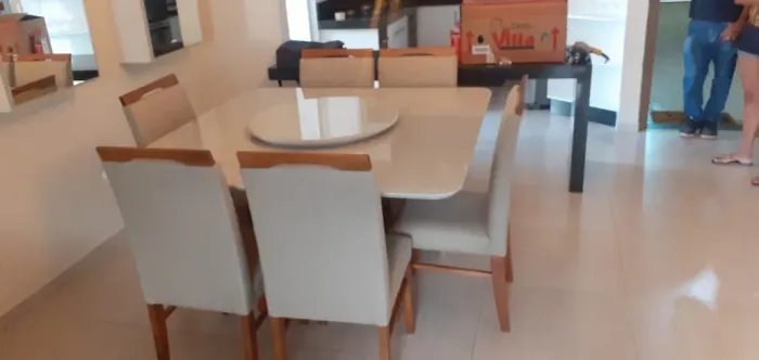 Mesa resistente de madeira 