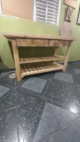 Mesa de madeira rústica com prateleiras
