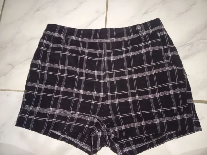 Shorts xadrez preto e branco