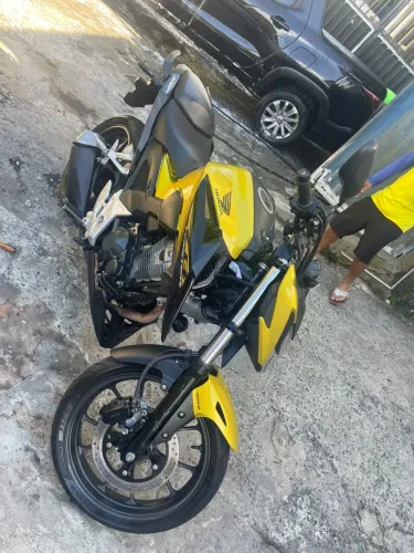 Honda cb 300 twister 2023 aceita troca financia