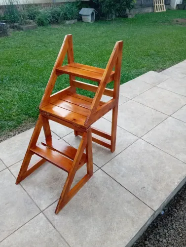 Cadeira que vira escada. Madeira maciça, reforça para área externa