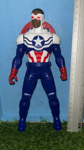 Capitão América Sam Wilson Mighty Hero da Hasbro. 