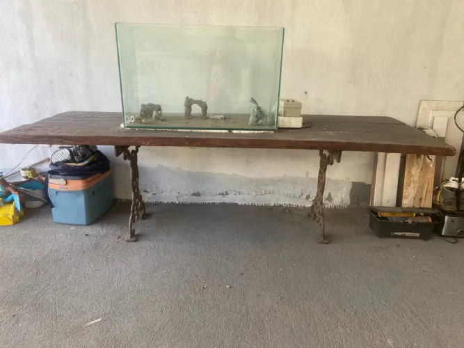 Mesa de madeira rústica com pés de ferro