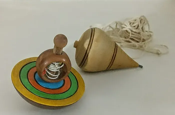 Jogo com 2 Piões - em madeira. Um Modelo tradicional de Fieira e outro Tipo Francês