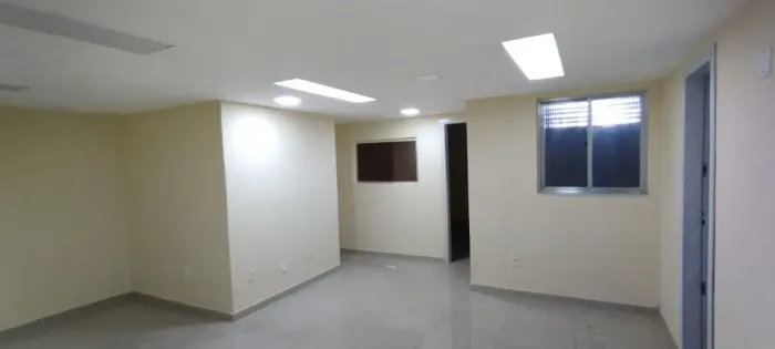Sala Comercial no Largo do Bicão - O Espaço Ideal para o Seu Negócio! ?