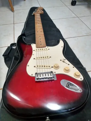 Guitarra Stratocaster Squier Standard 