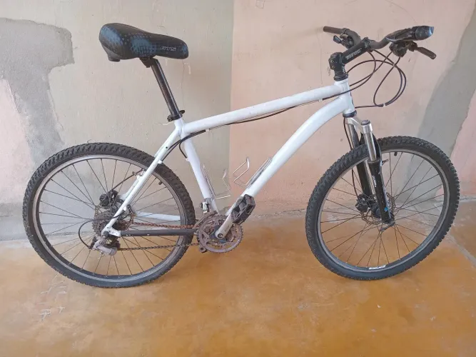 Vendo bicicleta aro 26 peças shimano cubos specialized. 