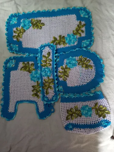 kit de banheiro em crochê azul turquesa