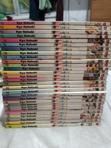Love Junkies - Kyo Hatsuki (Mangá) - Editora JBC - Edições 01 ao 17, 19 ao 27,29,30 e 32. 