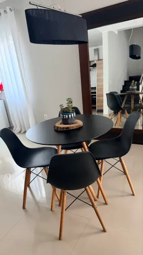 Mesa Eiffel + 4 cadeiras Eiffel 