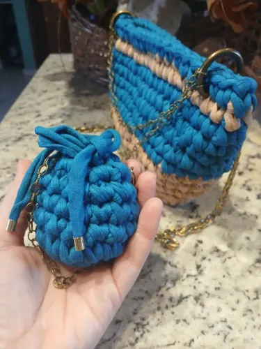 Bolsa com carteira Azul Petróleo