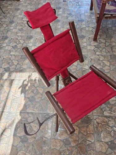 Cadeira de dentista de 1890 com cuspideira portátil