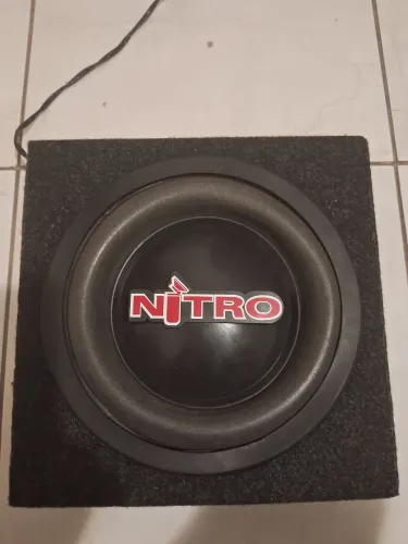 Caixa selada 8 polegadas  subwoofer Nitro Spyder 350wrms ocupa pouquíssimo espaço .