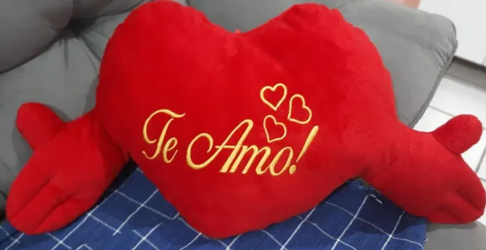 Coração de pelúcia 'Te Amo' com braços