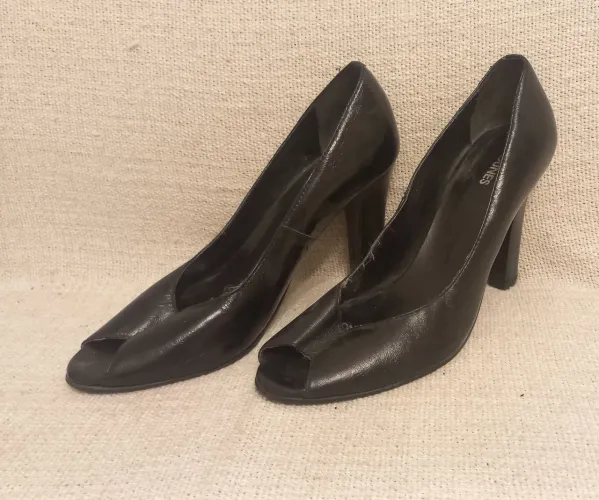 Scarpin Peep Toe Clássico em Couro Preto