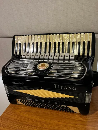 Acordeon Titano 4ª/5 de voz 120bx polifônica 
