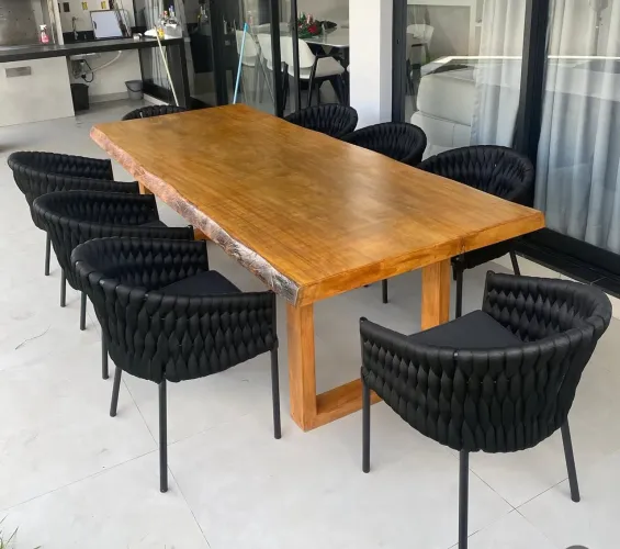 Mesa de Jantar de Madeira Maciça