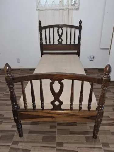 CAMA SOLTEIRO EM EMBUIA MACIÇA/ COM COLCHÃO/ EXCELENTE QUALIDADE--REFORÇADISSIMA