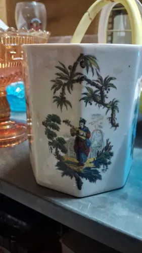 SALER RARO Cachepot oitavado em porcelana na cor branca com pinturas