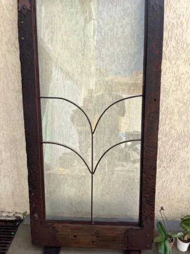 Porta de Madeira Rústica com Detalhes em Metal