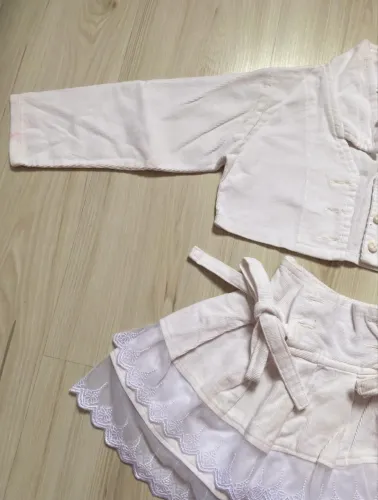 Conjunto menina branco com saia e casaquinho
