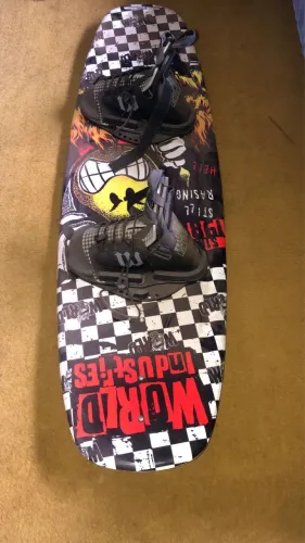 Wakeboard com botas 