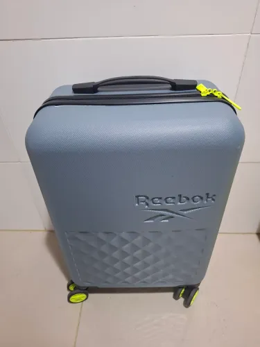 Mala com Rodinhas da Reebok e mochila da Adidas dos Estados Tijuca RJ