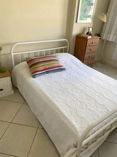 Cama casal de ferro Tok&Stok