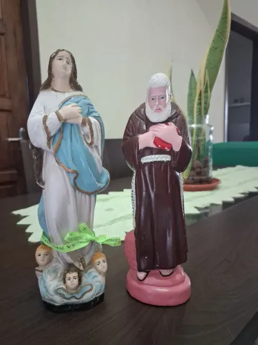 Lindas esculturas de Nossa Senhora e Frei Damião.