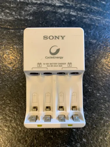 CARREGADOR DE PILHAS RECARREGÁVEIS 