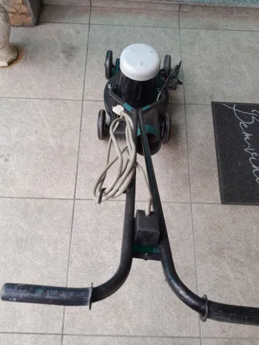 Cortador de grama com carrinho