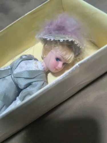 Boneca de porcelana colecionável 