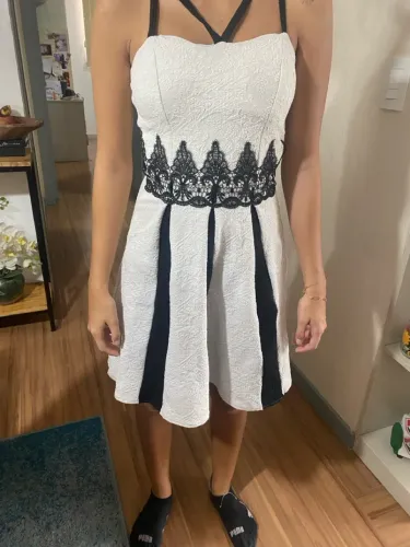 Vestido branco com detalhe em renda preta