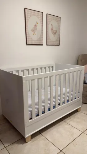 Berço de Bebê de Madeira com Colchão