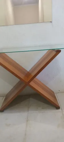 Aparador com pe de madeira e mesa de vidro