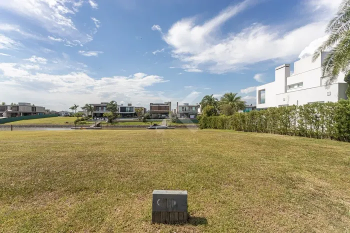 Lote molhado a venda no Ponta da Figueira.