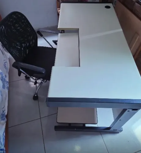 Vendo mesa para escritório c/ cadeira giratória