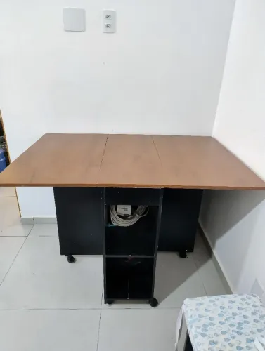 Mesa dobrável com quatro lugares