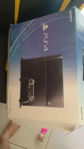 PS4 SEMINOVO AINDA COM A CAIXA 2 MANETES E 1 JOGO DE FUTEBOL